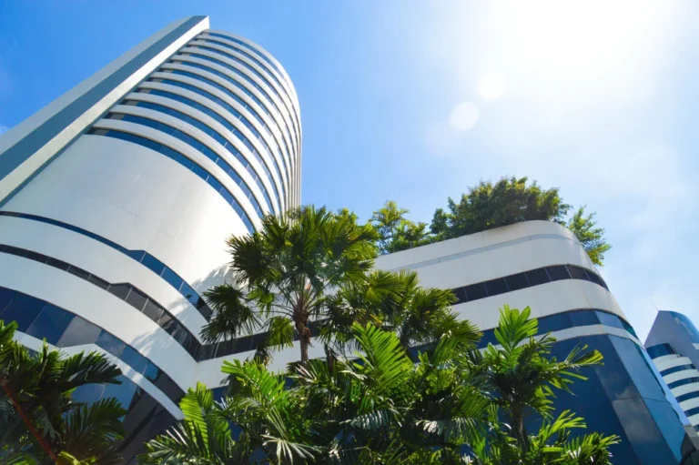 Modern commercial building with architectural aluminum elements in Palm Beach County