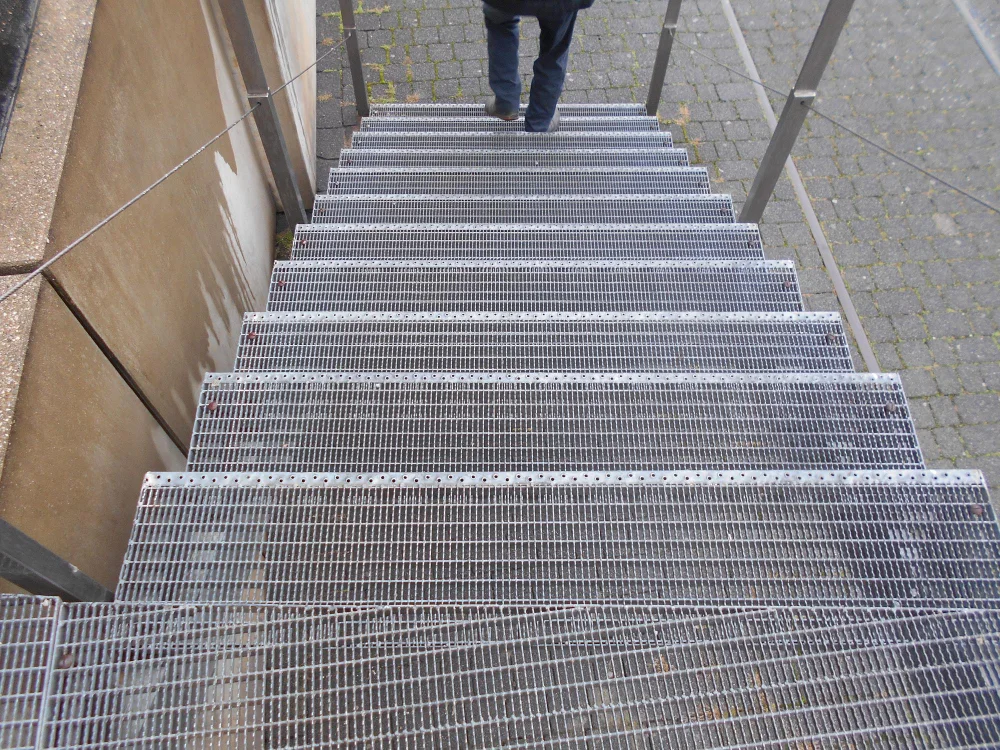 Aluminum bar grating stair treads exterior